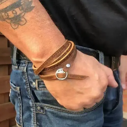 Æderarmbånd i læder – Stilrent design til enhver lejlighed
