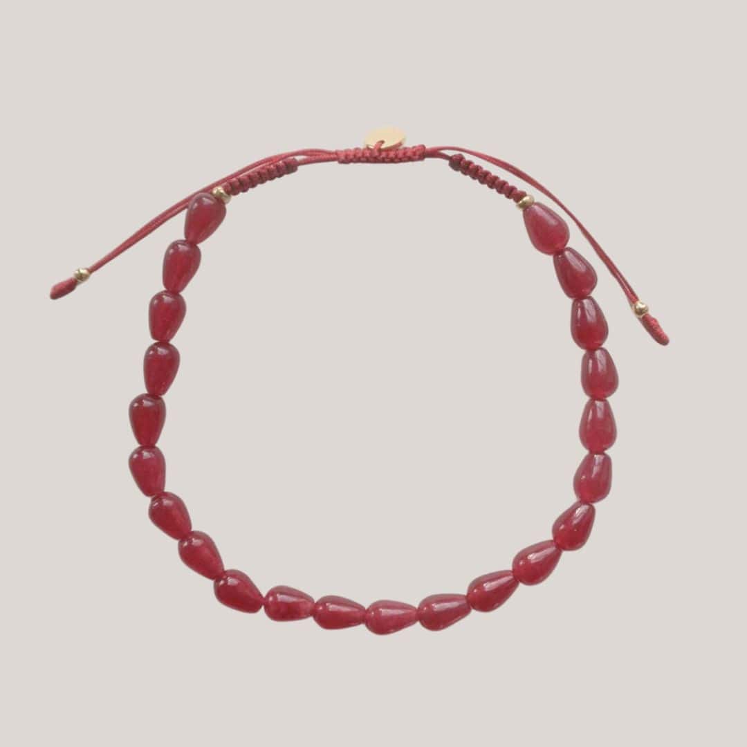 Love Drop Bracelet Burgundy Armbånd Med Hindbær Røde Perler - Stine A Armbånd  - 5712778023871